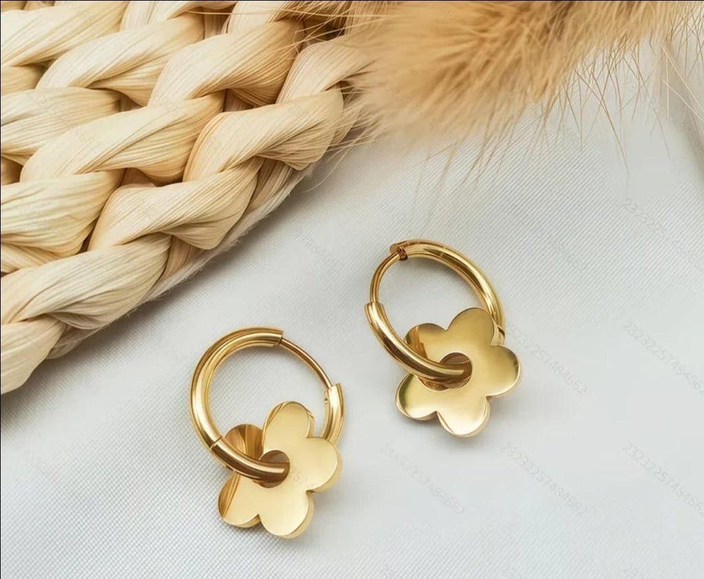 Brinco argola flor aço inoxidavel banhado a ouro 18k