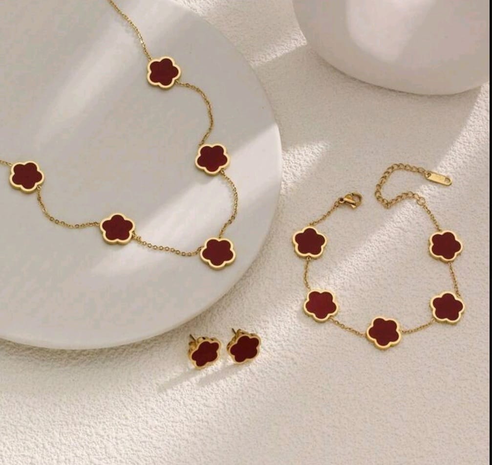 Conjunto Trevo Aço Inoxidavel banhado a ouro 18k