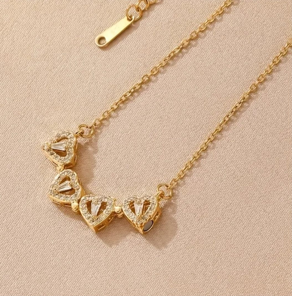 Colar "Flor e corações", Aço banhado a ouro 18K