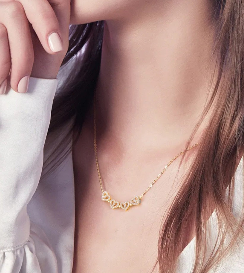 Colar "Flor e corações", Aço banhado a ouro 18K